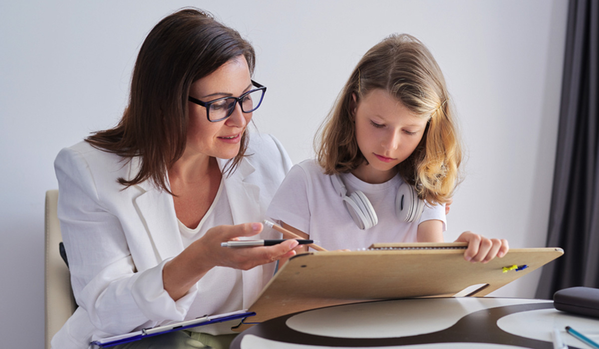 social worker with child client doing art therapy